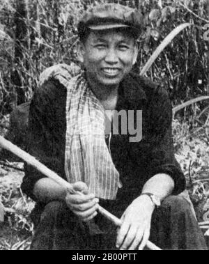 Kambodscha: Saloth Sar, alias Pol Pot, in einem 1979 DK Propagandafoto, das im Westen Kambodschas aufgenommen wurde. In einer posierten Propagandafotografie sendet Pol Pot, der kürzlich von den Vietnamesen aus der Macht getrieben wurde, eine Botschaft nach Hanoi und an die Außenwelt: "Wir sind immer noch hier und repräsentieren eine lebensfähige Kraft". Stockfoto