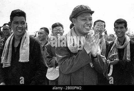 Kambodscha: Ieng Sary, Khmer Rouge 'Bruder Nr. 3', mit hochrangigen Kadern außerhalb Phnom Penh während der Demokratischen Periode, 1975-79. Zu Ieng Sarys Linken ist vorn Vet, stellvertretender Ministerpräsident für Wirtschaft, hingerichtet in Tuol Sleng im Jahr 1978. Ieng Sary, Khmer Rouge 'Bruder Nr. 3', wurde 1924 in der Provinz Tra Vinh in Vietnam als Kim Trang geboren. Von 1975 bis 1979 war er stellvertretender Ministerpräsident und Außenminister des Demokratischen Kampuchea und bekleidete bis zu seinem Abtrünnigen im Jahr 1996 mehrere Führungspositionen in den Roten Khmer. Er ist mit Ieng Thirith, dem ehemaligen Minister für soziale Angelegenheiten der Roten Khmer, verheiratet. Stockfoto