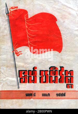 Kambodscha: Frontcover einer Ausgabe von Tung Padevat oder 'Revolutionary Flag', theoretisches Organ der Kommunistischen Partei von Kampuchea. Tung Padavat (revolutionäre Fahne) war eine khmersprachige Zeitschrift in der Demokratischen Kampuchea. Tung Padavat war eines der theoretischen Organe der Kommunistischen Partei Kampucheas. Die erste Ausgabe erschien im Januar 1975. Es wurde monatlich mindestens bis September 1978 veröffentlicht. Die Verbreitung scheint auf hochrangige Parteimitglieder beschränkt gewesen zu sein. Stockfoto