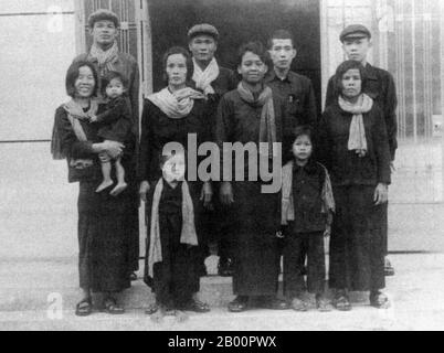 Kambodscha: Tuol Sleng (S 21) Gefängnis: Ältere Khmer Rouge Kader Pose mit ihren Frauen und Kindern. In der hinteren Reihe, die erste links, ist Mam Nay, Senior S 21 Verhörerin; in der hinteren dritten Reihe ist Kang Kek IEW (Genosse Duch) Leiter des Santebal und Direktor von Tuol Sleng. Stockfoto