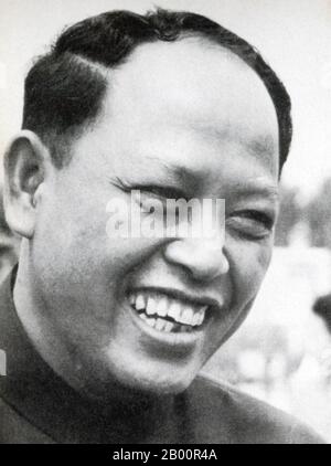 Kambodscha: Ieng Sary (1925-2013), Khmer Rouge 'Bruder Nr. 3', mit hochrangigen Kader außerhalb von Phnom Penh während der Demokratischen Periode, 1975-79. Ieng Sary (24. Oktober 1925 – 14. März 2013), Khmer Rouge 'Bruder Nr. 3', wurde Kim Trang in der Provinz Tra Vinh in Vietnam geboren. Von 1975 bis 1979 war er stellvertretender Ministerpräsident und Außenminister des Demokratischen Kampuchea und bekleidete bis zu seinem Abtrünnigen im Jahr 1996 mehrere Führungspositionen in den Roten Khmer. Er war mit Ieng Thirith, dem ehemaligen Minister für soziale Angelegenheiten der Roten Khmer, verheiratet. Stockfoto