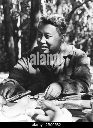 Kambodscha: Saloth Sar (19. Mai 1928 – 15. April 1998), besser bekannt als Pol Pot, war von 1976 bis 1979 der Führer der kambodschanischen kommunistischen Bewegung, bekannt als Khmer Rouge und Premierminister des Demokratischen Kampuchea. Im Jahr 1979, nach der Invasion von Kambodscha durch Vietnam, Pol Pot floh in den Dschungel des Südwestkambodschas. Pol Pot starb 1998, als er von der Ta Mok-Fraktion der Roten Khmer unter Hausarrest gestellt wurde. Die Khmer Rouge, oder Kommunistische Partei von Kampuchea, regierte Kambodscha von 1975 bis 1979, angeführt von Pol Pot, Nuon Chea, Ieng Sary, Son Sen und Khieu Samphan. Stockfoto