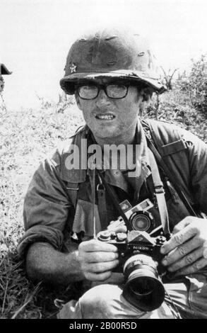 Kambodscha: Dana Stone, US-Fotojournalistin, die im April 1970 von den Roten Khmer getötet wurde. Dana Stone (1939 - vermutlich getötet 1971, im Alter von 32) war ein US-Fotojournalist, der am besten für seine Arbeit für CBS während des Vietnamkrieges bekannt war. Am 6. April 1970 wurden Sean Flynn und Dana Stone (im Auftrag des Time Magazine bzw. CBS News) auf einer Straßensperre auf dem Highway 1 von kommunistischen Guerillas gefangen genommen, während sie mit dem Motorrad in Kambodscha unterwegs waren. Sie wurden nie wieder gehört und ihre Überreste wurden nie gefunden. Der Konsens ist, dass sie beide im Juni 1971 von Khmer Rouge getötet wurden. Stockfoto