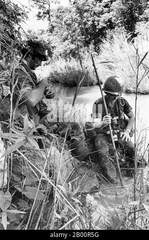 Kambodscha: Sean Flynn (links) und Dana Stone (rechts), US-Fotojournalisten glaubten, von den Roten Khmer im April 1970 getötet zu werden. Die Khmer Rouge, oder Kommunistische Partei von Kampuchea, regierte Kambodscha von 1975 bis 1979, angeführt von Pol Pot, Nuon Chea, Ieng Sary, Son Sen und Khieu Samphan. Es ist in erster Linie für seine Brutalität und Politik der Social Engineering, die in Millionen von Todesfällen geführt erinnert. Ihre Versuche zur Agrarreform führten zu einer weit verbreiteten Hungersnot, während ihr Beharren auf absoluter Selbstversorgung, auch bei der Versorgung mit Medikamenten, zum Tod von Tausenden an behandelbaren Krankheiten führte. Stockfoto