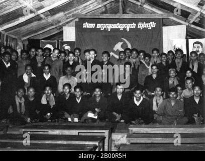 Kambodscha: Der Dritte Kongress der Kommunistischen Partei Kampucheas, Provinz Kompong Thom, 1971. Pol Pot sitzt mit gekreuzten Beinen in der Mitte der ersten Reihe, während an den Wänden Porträts von Marx, Engels, Lenin und Stalin hängen. Die Khmer Rouge, oder Kommunistische Partei von Kampuchea, regierte Kambodscha von 1975 bis 1979, angeführt von Pol Pot, Nuon Chea, Ieng Sary, Son Sen und Khieu Samphan. Es ist in erster Linie für seine Brutalität und Politik der Social Engineering, die in Millionen von Todesfällen geführt erinnert. Ihre Versuche zur Agrarreform führten zu einer weit verbreiteten Hungersnot. Stockfoto