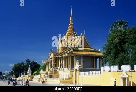 Kambodscha: Preah Thineang Chan Chhaya (Mondschein-Pavillon), Königlicher Palast und Silberpagode, Phnom Penh. Der Königspalast (Preah Barum Reacha Veang Nei Preah Reacheanachak Kampuchea) und die Silberpagode in Phnom Penh ist ein Gebäudekomplex, der als königliche Residenz des Königs von Kambodscha dient. Sein vollständiger Name in der Khmer-Sprache ist Preah BAROM Reachea Veang Chaktomuk. Die Könige von Kambodscha haben es besetzt, seit es in den 1860er Jahren gebaut wurde, mit einer Zeit der Abwesenheit, als das Land in Aufruhr während und nach der Herrschaft der Roten Khmer kam. Stockfoto