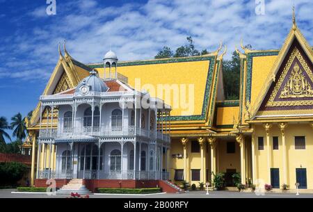 Kambodscha: Pavillon Napoleons III., Königspalast und Silberpagode, Phnom Penh. Der Königspalast (Preah Barum Reacha Veang Nei Preah Reacheanachak Kampuchea) und die Silberpagode in Phnom Penh ist ein Gebäudekomplex, der als königliche Residenz des Königs von Kambodscha dient. Sein vollständiger Name in der Khmer-Sprache ist Preah BAROM Reachea Veang Chaktomuk. Die Könige von Kambodscha haben es besetzt, seit es in den 1860er Jahren gebaut wurde, mit einer Zeit der Abwesenheit, als das Land in Aufruhr während und nach der Herrschaft der Roten Khmer kam. Stockfoto