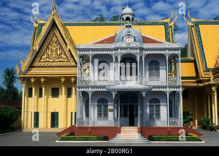 Kambodscha: Pavillon Napoleons III., Königspalast und Silberpagode, Phnom Penh. Der Königspalast (Preah Barum Reacha Veang Nei Preah Reacheanachak Kampuchea) und die Silberpagode in Phnom Penh ist ein Gebäudekomplex, der als königliche Residenz des Königs von Kambodscha dient. Sein vollständiger Name in der Khmer-Sprache ist Preah BAROM Reachea Veang Chaktomuk. Die Könige von Kambodscha haben es besetzt, seit es in den 1860er Jahren gebaut wurde, mit einer Zeit der Abwesenheit, als das Land in Aufruhr während und nach der Herrschaft der Roten Khmer kam. Stockfoto