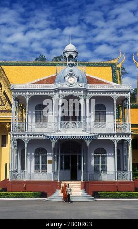 Kambodscha: Pavillon Napoleons III., Königspalast und Silberpagode, Phnom Penh. Der Königspalast (Preah Barum Reacha Veang Nei Preah Reacheanachak Kampuchea) und die Silberpagode in Phnom Penh ist ein Gebäudekomplex, der als königliche Residenz des Königs von Kambodscha dient. Sein vollständiger Name in der Khmer-Sprache ist Preah BAROM Reachea Veang Chaktomuk. Die Könige von Kambodscha haben es besetzt, seit es in den 1860er Jahren gebaut wurde, mit einer Zeit der Abwesenheit, als das Land in Aufruhr während und nach der Herrschaft der Roten Khmer kam. Stockfoto