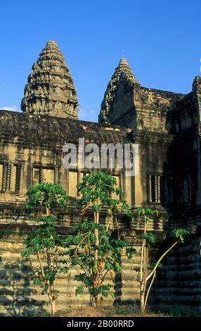 Kambodscha: Westlicher Kreuzgang rund um das zentrale Heiligtum, Angkor Wat. Angkor Wat wurde für König Suryavarman II. (Regierte 1113-50) im frühen 12. Jahrhundert als Staatstempel und Hauptstadt erbaut. Als besterhaltener Tempel am Standort Angkor ist er der einzige, der seit seiner Gründung ein bedeutendes religiöses Zentrum geblieben ist – zuerst Hindu, dem gott Vishnu gewidmet, dann Buddhist. Es ist das größte religiöse Gebäude der Welt. Der Tempel ist an der Spitze der hohen klassischen Stil der Khmer-Architektur. Es ist zu einem Symbol Kambodschas geworden, das auf seiner Nationalflagge erscheint. Stockfoto