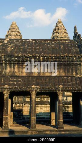 Kambodscha: Kreuzgang um das zentrale Heiligtum, Angkor Wat. Angkor Wat wurde für König Suryavarman II. (Regierte 1113-50) im frühen 12. Jahrhundert als Staatstempel und Hauptstadt erbaut. Als besterhaltener Tempel am Standort Angkor ist er der einzige, der seit seiner Gründung ein bedeutendes religiöses Zentrum geblieben ist – zuerst Hindu, dem gott Vishnu gewidmet, dann Buddhist. Es ist das größte religiöse Gebäude der Welt. Der Tempel ist an der Spitze der hohen klassischen Stil der Khmer-Architektur. Es ist zu einem Symbol Kambodschas geworden, das auf seiner Nationalflagge erscheint. Stockfoto