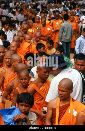 Kambodscha: Buddhistische Mönche und Novizen, Angkor Thom. Angkor Thom liegt eine Meile nördlich von Angkor Wat. Es wurde im späten 12. Jahrhundert von König Jayavarman VII. Erbaut und umfasst eine Fläche von 9 km², in denen sich mehrere Denkmäler aus früheren Epochen sowie die von Jayavarman und seinen Nachfolgern. Im Zentrum der Stadt ist Jayavarmans Staatstempel, der Bayon, mit den anderen großen Aufstellungsorten, die um den Victory Square sofort zum Norden geclustered werden. Angkor Thom wurde als die Hauptstadt des Reiches Jayavarman VII. Gegründet und war das Zentrum seines massiven Bauprogramms Stockfoto