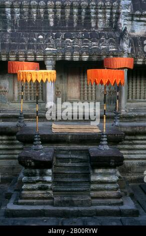 Kambodscha: Innenhof des zentralen Heiligtums, Angkor Wat. Angkor Wat wurde für König Suryavarman II. (Regierte 1113-50) im frühen 12. Jahrhundert als Staatstempel und Hauptstadt erbaut. Als besterhaltener Tempel am Standort Angkor ist er der einzige, der seit seiner Gründung ein bedeutendes religiöses Zentrum geblieben ist – zuerst Hindu, dem gott Vishnu gewidmet, dann Buddhist. Es ist das größte religiöse Gebäude der Welt. Der Tempel ist an der Spitze der hohen klassischen Stil der Khmer-Architektur. Es ist zu einem Symbol Kambodschas geworden, das auf seiner Nationalflagge erscheint. Stockfoto