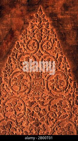 Kambodscha: Bas-Relief Detail aus der oberen Ebene des zentralen Heiligtums, Angkor Wat. Angkor Wat wurde für König Suryavarman II. (Regierte 1113-50) im frühen 12. Jahrhundert als Staatstempel und Hauptstadt erbaut. Als besterhaltener Tempel am Standort Angkor ist er der einzige, der seit seiner Gründung ein bedeutendes religiöses Zentrum geblieben ist – zuerst Hindu, dem gott Vishnu gewidmet, dann Buddhist. Es ist das größte religiöse Gebäude der Welt. Der Tempel ist an der Spitze der hohen klassischen Stil der Khmer-Architektur. Es ist zu einem Symbol Kambodschas geworden, das auf seiner Nationalflagge erscheint. Stockfoto