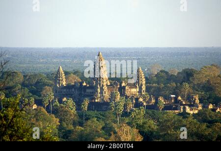 Kambodscha: Angkor Wat von Phnom Bakheng (ein Hügel mit Blick auf den Tempel). Angkor Wat wurde für König Suryavarman II. (Regierte 1113-50) im frühen 12. Jahrhundert als Staatstempel und Hauptstadt erbaut. Als besterhaltener Tempel am Standort Angkor ist er der einzige, der seit seiner Gründung ein bedeutendes religiöses Zentrum geblieben ist – zuerst Hindu, dem gott Vishnu gewidmet, dann Buddhist. Es ist das größte religiöse Gebäude der Welt. Der Tempel ist an der Spitze der hohen klassischen Stil der Khmer-Architektur. Es ist zu einem Symbol Kambodschas geworden, das auf seiner Nationalflagge erscheint. Stockfoto
