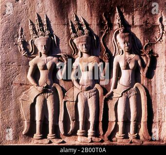 Kambodscha: Apsaras auf der oberen Ebene des zentralen Heiligtums, Angkor Wat. Angkor Wat wurde für König Suryavarman II. (Regierte 1113-50) im frühen 12. Jahrhundert als Staatstempel und Hauptstadt erbaut. Als besterhaltener Tempel am Standort Angkor ist er der einzige, der seit seiner Gründung ein bedeutendes religiöses Zentrum geblieben ist – zuerst Hindu, dem gott Vishnu gewidmet, dann Buddhist. Es ist das größte religiöse Gebäude der Welt. Der Tempel ist an der Spitze der hohen klassischen Stil der Khmer-Architektur. Es ist zu einem Symbol Kambodschas geworden, das auf seiner Nationalflagge erscheint. Stockfoto