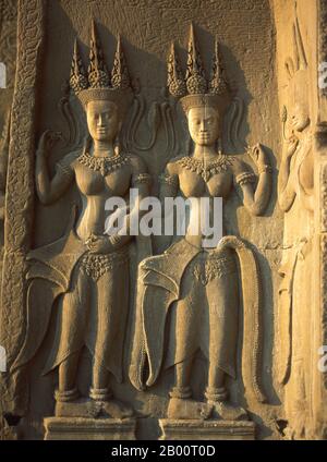 Kambodscha: Apsaras (Himmlische Nymphen) schmücken Angkor Wat. Angkor Wat wurde für König Suryavarman II. (Regierte 1113-50) im frühen 12. Jahrhundert als Staatstempel und Hauptstadt erbaut. Als besterhaltener Tempel am Standort Angkor ist er der einzige, der seit seiner Gründung ein bedeutendes religiöses Zentrum geblieben ist – zuerst Hindu, dem gott Vishnu gewidmet, dann Buddhist. Es ist das größte religiöse Gebäude der Welt. Der Tempel ist an der Spitze der hohen klassischen Stil der Khmer-Architektur. Es ist zu einem Symbol Kambodschas geworden, das auf seiner Nationalflagge erscheint. Stockfoto