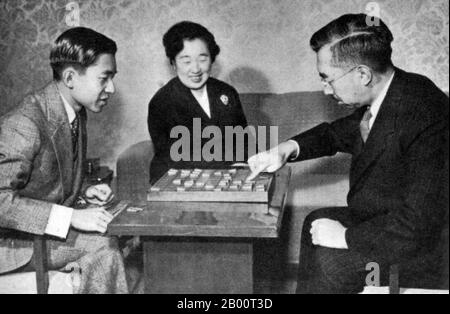 Japan: Die kaiserliche Familie spielt ein Brettspiel. Informelles Bild der kaiserlichen Familie, die ein Brettspiel spielt (1950er Jahre). Kronprinz Akihito links, Kaiserin Kojun Zentrum, Kaiser Hirohito rechts. Hirohito, der Kaiser von Shōwa, (29. April 1901 – 7. Januar 1989), war der 124. Kaiser von Japan gemäß dem traditionellen Orden, der vom 25. Dezember 1926 bis zu seinem Tod im Jahr 1989 regierte. Obwohl er außerhalb Japans besser unter seinem persönlichen Namen Hirohito bekannt ist, wird er in Japan nun ausschließlich unter seinem posthumen Namen Kaiser Shōwa bezeichnet. Stockfoto