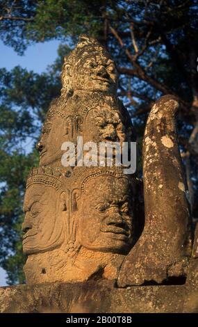 Kambodscha: Asuras (sündige Gottheiten) am Südtor von Angkor Thom. Asuras werden normalerweise in Opposition zu Devas (wohlwollende Gottheiten oder Engel) gesehen. Angkor Thom liegt eine Meile nördlich von Angkor Wat. Es wurde im späten 12. Jahrhundert von König Jayavarman VII. Erbaut und umfasst eine Fläche von 9 km², in denen sich mehrere Denkmäler aus früheren Epochen sowie die von Jayavarman und seinen Nachfolgern. Es wird angenommen, dass es eine Bevölkerung von 80,000-150,000 Menschen erhalten haben. Im Zentrum der Stadt ist Jayavarmans Staatstempel, der Bayon. Stockfoto