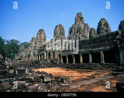 Kambodscha: Die südliche innere Galerie und das zentrale Heiligtum, der Bayon, Angkor Thom. Angkor Thom liegt eine Meile nördlich von Angkor Wat. Es wurde im späten 12. Jahrhundert von König Jayavarman VII. Erbaut und umfasst eine Fläche von 9 km², in denen sich mehrere Denkmäler aus früheren Epochen sowie die von Jayavarman und seinen Nachfolgern. Es wird angenommen, dass es eine Bevölkerung von 80,000-150,000 Menschen erhalten haben. Im Zentrum der Stadt ist Jayavarmans Staatstempel, der Bayon, mit den anderen großen Aufstellungsorten, die um den Victory Square sofort zum Norden geclustered werden. Stockfoto