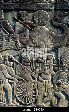 Kambodscha: Khmer Krieger und Kriegselefanten, Bas-Relief, die Bayon, Angkor Thom. Der Bayon war ursprünglich der offizielle Staatstempel des Mahayana Buddhistischen Königs Jayavarman VII. Das Bayon, im Zentrum von Angkor Thom (große Stadt), wurde im 12. Jahrhundert von König Jayavarman VII. Gegründet Angkor Thom, was ‘die große Stadt’ bedeutet, liegt eine Meile nördlich von Angkor Wat. Es wurde im späten 12. Jahrhundert n. Chr. von König Jayavarman VII. Erbaut und umfasst eine Fläche von 9 km², in denen sich mehrere Denkmäler aus früheren Epochen sowie diejenigen, die von Jayavarman und seinen Nachfolgern. Stockfoto