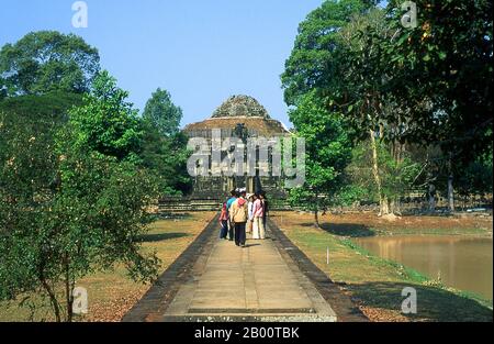 Kambodscha: Kambodschanische Besucher im Baphuon, Angkor Thom. Der Baphuon wurde im 11. Jahrhundert als Staatstempel von Udayadityavarman II. Erbaut und dem Hindu-Gott Shiva geweiht. Angkor Thom, was ‘die große Stadt’ bedeutet, liegt eine Meile nördlich von Angkor Wat. Es wurde im späten 12. Jahrhundert n. Chr. von König Jayavarman VII. Erbaut und umfasst eine Fläche von 9 km², in denen sich mehrere Denkmäler aus früheren Epochen sowie diejenigen, die von Jayavarman und seinen Nachfolgern. Stockfoto