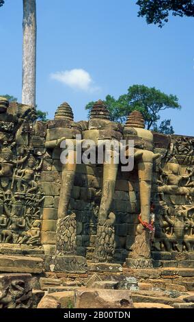 Kambodscha: Junge auf der Terrasse der Elefanten, Angkor Thom. Die Terrasse der Elefanten wurde von König Jayavarman VII verwendet, um seine siegreiche Armee zu überprüfen. Angkor Thom, was ‘die große Stadt’ bedeutet, liegt eine Meile nördlich von Angkor Wat. Es wurde im späten 12. Jahrhundert von König Jayavarman VII. Erbaut und umfasst eine Fläche von 9 km², in denen sich mehrere Denkmäler aus früheren Epochen sowie die von Jayavarman und seinen Nachfolgern. Es wird angenommen, dass es eine Bevölkerung von 80,000-150,000 Menschen erhalten haben. Stockfoto