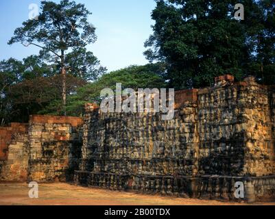 Kambodscha: Die Terrasse des Leprakönigs, Angkor Thom. Die Terrasse des Leprakönigs wurde während der Regierungszeit von König Jayavarman VII. Gebaut Angkor Thom, was ‘die große Stadt’ bedeutet, liegt eine Meile nördlich von Angkor Wat. Es wurde im späten 12. Jahrhundert von König Jayavarman VII. Erbaut und umfasst eine Fläche von 9 km², in denen sich mehrere Denkmäler aus früheren Epochen sowie die von Jayavarman und seinen Nachfolgern. Es wird angenommen, dass es eine Bevölkerung von 80,000-150,000 Menschen erhalten haben. Stockfoto