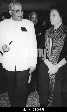 Sri Lanka: Dudley Senanayake, Premierminister von Ceylon, mit Indira Gandhi, Premierminister von Indien, c. 1968. Dudley Shelton Senanayake (1911-1973) war ein singhalesischer Politiker Sri Lankas, der zum zweiten Premierminister von Ceylon wurde und in den 1950er und 1960er Jahren zweimal Premierminister wurde. Indira Priyadarshini Gandhi (19. November 1917 – 31. Oktober 1984) war von 1966 bis 1977 drei aufeinanderfolgende Amtssitzungen und von 1980 bis zu ihrer Ermordung im Jahr 1984 eine vierte Amtszeit, insgesamt 15 Jahre. Sie ist Indiens einzige Premierministerin bisher. Stockfoto