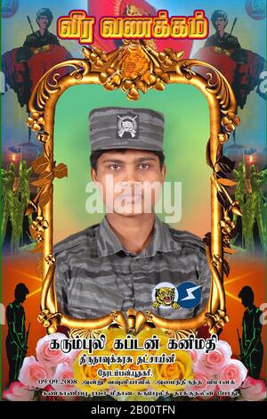 Sri Lanka: Eine weibliche "Märtyrerin" des Unabhängigkeitskampfes der LTTE. Die Liberation Tigers of Tamil Eelam, gemeinhin als LTTE oder Tamil Tigers bekannt, ist eine separatistische Organisation, die früher im Norden Sri Lankas ihren Sitz hatte. Im Mai 1976 von Velupillai Prabhakaran gegründet, führt sie eine gewalttätige Sezessionskampagne durch, die versucht, Tamil Eelam zu gründen, einen unabhängigen Staat im Norden und Osten Sri Lankas. Diese Kampagne entwickelte sich zum srilankischen Bürgerkrieg, der einer der am längsten andauerenden bewaffneten Konflikte in Asien war, bis die LTTE im Mai 2009 von den srilankischen Streitkräften besiegt wurde. Stockfoto