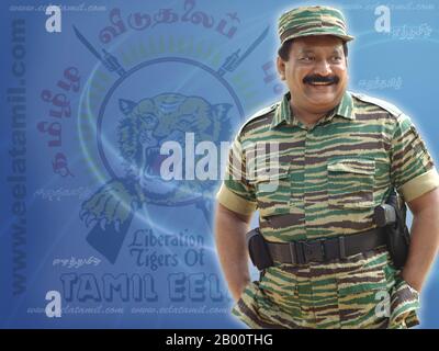 Sri Lanka: Vellupillai Prabhakaran (1954-2009), Gründer und Führer der Liberation Tigers of Tamil Eelam (LTTE). Die Liberation Tigers of Tamil Eelam, gemeinhin als LTTE oder Tamil Tigers bekannt, ist eine separatistische Organisation, die früher im Norden Sri Lankas ihren Sitz hatte. Im Mai 1976 von Velupillai Prabhakaran gegründet, führt sie eine gewalttätige Sezessionskampagne durch, die versucht, Tamil Eelam zu gründen, einen unabhängigen Staat im Norden und Osten Sri Lankas. Diese Kampagne entwickelte sich zum srilankischen Bürgerkrieg, der bis zur Niederlage der LTTE im Jahr 2009 einer der am längsten laufenden bewaffneten Konflikte in Asien war. Stockfoto