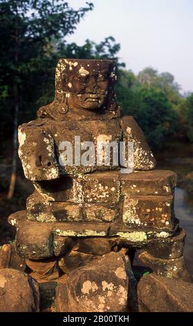 Kambodscha: Asuras (sündige Gottheiten), Nordtor, Angkor Thom. Asuras werden normalerweise in Opposition zu Devas (wohlwollende Gottheiten oder Engel) gesehen. Angkor Thom, was ‘die große Stadt’ bedeutet, liegt eine Meile nördlich von Angkor Wat. Es wurde im späten 12. Jahrhundert n. Chr. von König Jayavarman VII. Erbaut und umfasst eine Fläche von 9 km², in denen sich mehrere Denkmäler aus früheren Epochen sowie diejenigen, die von Jayavarman und seinen Nachfolgern. Es wird angenommen, dass es eine Bevölkerung von 80,000-150,000 Menschen erhalten haben. Im Zentrum der Stadt ist Jayavarmans Staatstempel, der Bayon. Stockfoto