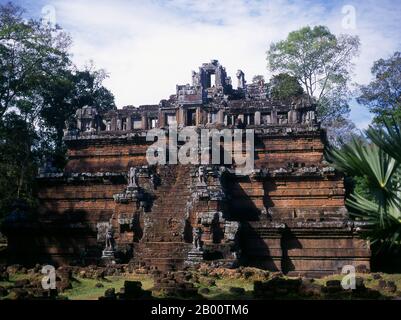 Kambodscha: Phimeanakas und der Königspalast Angkor Thom. Phimeanakas, innerhalb von Angkor Thom, wurde Ende des 10. Jahrhunderts von König Rajendravarman erbaut und dann von Suryavarman II wieder aufgebaut Angkor Thom, was „die große Stadt“ bedeutet, liegt eine Meile nördlich von Angkor Wat. Es wurde im späten 12. Jahrhundert CE von König Jayavarman VII erbaut und umfasst eine Fläche von 9 km², in der sich mehrere Denkmäler aus früheren Epochen sowie die von Jayavarman und seinen Nachfolgern errichteten befinden. Es wird angenommen, dass es eine Bevölkerung von 80.000 bis 150.000 Menschen erhalten hat. Stockfoto