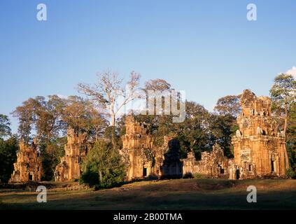 Kambodscha: Suor Prat Towers bei Sonnenuntergang, Angkor Thom. Suor Prat Towers oder 'Towers of the Rope Dancers' wurden im frühen 13. Jahrhundert erbaut. Angkor Thom, was ‘die große Stadt’ bedeutet, liegt eine Meile nördlich von Angkor Wat. Es wurde im späten 12. Jahrhundert n. Chr. von König Jayavarman VII. Erbaut und umfasst eine Fläche von 9 km², in denen sich mehrere Denkmäler aus früheren Epochen sowie diejenigen, die von Jayavarman und seinen Nachfolgern. Es wird angenommen, dass es eine Bevölkerung von 80,000-150,000 Menschen erhalten haben. Im Zentrum der Stadt ist Jayavarmans Staatstempel, der Bayon. Stockfoto