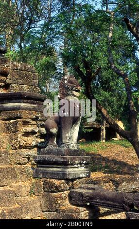 Kambodscha: Singha oder mythische Löwen bewachen eine Treppe in Preah Khan, Angkor. Preah Khan (Tempel des Heiligen Schwertes) wurde im späten 12. Jahrhundert (1191) von Jayavarman VII. Erbaut und liegt nördlich von Angkor Thom. Der Tempel wurde auf dem Aufstellungsort von Jayavarman VII Sieg über dem eindringenden Chams 1191 errichtet. Es war das Zentrum einer bedeutenden Organisation mit fast 100,000 Beamten und Bediensteten. Es diente als buddhistische Universität zu einer Zeit. Die primäre Gottheit des Tempels ist der boddhisatva Avalokiteshvara in Form von Jayavarmans Vater. Stockfoto