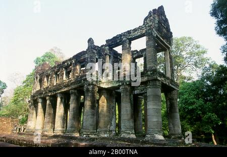 Kambodscha: Zweistöckiges Gebäude, das möglicherweise als Getreidespeicher genutzt wurde und manchmal für eine Bibliothek verwechselt wurde, Preah Khan, Angkor. Preah Khan (Tempel des Heiligen Schwertes) wurde im späten 12. Jahrhundert (1191) von Jayavarman VII. Erbaut und liegt nördlich von Angkor Thom. Der Tempel wurde auf dem Aufstellungsort von Jayavarman VII Sieg über dem eindringenden Chams 1191 errichtet. Es war das Zentrum einer bedeutenden Organisation mit fast 100,000 Beamten und Bediensteten. Es diente als buddhistische Universität zu einer Zeit. Die primäre Gottheit des Tempels ist der boddhisatva Avalokiteshvara. Stockfoto