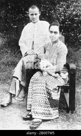Burma / Myanmar: Bogyoke Aung San, Daw Khin Kyi und ihr erster Sohn Aung San Oo, ca. 1943. Bogyoke (General) Aung San (13. Februar 1915 – 19. Juli 1947) war ein birmanischer Revolutionär, Nationalist und Gründer der modernen birmanischen Armee, der Tatmadaw. Er war ein Gründer der Kommunistischen Partei Burmas und trug maßgeblich dazu bei, Burmas Unabhängigkeit von der britischen Kolonialherrschaft herbeizuführen, wurde aber sechs Monate vor seiner endgültigen Errungenschaft ermordet. Er gilt als der führende Architekt der Unabhängigkeit und als Gründer der Union von Birma. Stockfoto
