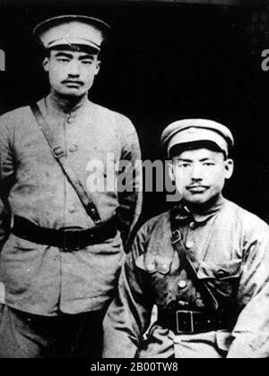 China: Die Brüder Ma Bufang (links, 1903-1975) und Ma Buqing (rechts, 1901-1977). MA Bufang und Ma Buqing waren während der Ära der Republik China prominente Ma-Clique-Kriegsherren in China und kontrollierten Armeen in der nordwestlichen Provinz Qinghai. Ihr Vater Ma Qi gründete 1915 die Ninghai Armee in Qinghai und erhielt im selben Jahr zivile und militärische Posten von der Beiyang Regierung in Peking, um seine militärische und zivile Autorität in Qinghai zu bestätigen. Stockfoto