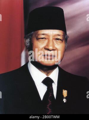 Indonesien: Offizielles Porträt von Suharto (1921-2008), dem zweiten Präsidenten Indonesiens (1967-1998), 1993. Suharto (8. Juni 1921 – 27. Januar 2008) war der zweite Präsident Indonesiens, der von 1967 bis zu seinem Rücktritt im Jahr 1998 fast 32 Jahre lang das Amt hielt. In der indonesischen Literatur und Medien wird er oft als Pak Harto bezeichnet. Suharto, der Sohn der Yogyakarta-Famers, trat als junger Mann dem Kampf für die Unabhängigkeit von den Holländern bei. Als er in den Rang eines Generalmajors in der indonesischen Armee Aufstieg, half Suharto 1965, eine antikommunistische Säuberung zu führen, die ihn und das Militär zur Kontrolle brachte. Stockfoto