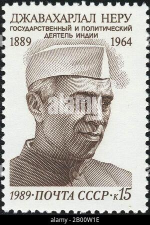 Indien/UdSSR: UdSSR-Stempel von Jawaharlal Nehru, erster Premierminister Indiens (1947-1964). Jawaharlal Nehru (14. November 1889–27. Mai 1964) war ein indischer Staatsmann, der von 1947 bis 1964 der erste (und bis heute am längsten dienende) Premierminister Indiens war. Nehru, eine der führenden Persönlichkeiten der indischen Unabhängigkeitsbewegung, wurde von der Kongresspartei gewählt, um das Amt des unabhängigen indischen Premierministers zu übernehmen, und wurde wiedergewählt, als die Kongresspartei Indiens erste Parlamentswahlen im Jahr 1952 gewann. Er war auch einer der Gründer der Blockfreien Bewegung. Stockfoto