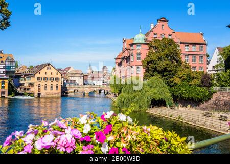 Blick auf das historische Viertel Petite France in Straßburg, Frankreich, mit der Ill des Flusses, den ehemaligen Wassermühlen und den Topfblumen im Vordergrund. Stockfoto