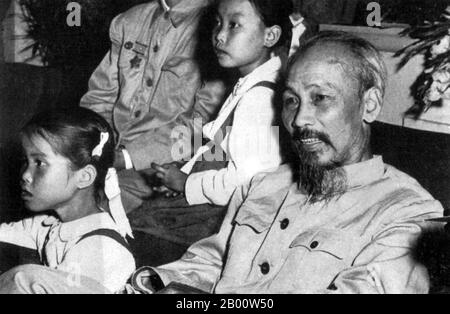 Vietnam: Präsident Ho Chi Minh mit vietnamesischen Schulkindern. Die vietnamesische Ikone Hồ Chí Minh (19. Mai 1890 – 2. September 1969) war ein vietnamesischer marxistischer Revolutionsführer, der Premierminister (1945–1955) und Präsident (1945–1969) der Demokratischen Republik Vietnam (Nordvietnam) war. Er führte den Vietcong während des Vietnamkrieges bis zu seinem Tod. Es ist interessant zu bemerken, dass Ho Chi Minh in jungen Jahren in den USA als Chefhelfer auf einem Schiff und als Bäcker in Harlem, New York, arbeitete, bevor er die Waffen aufnahm und schließlich die US-Armee besiegte. Stockfoto