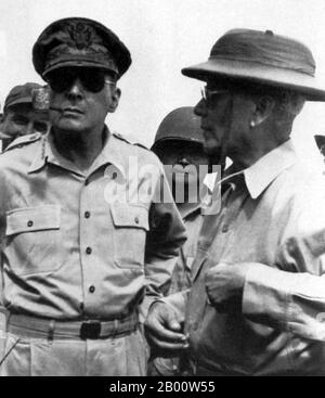 Philippinen: General Douglas MacArthur mit Präsident Sergio Osmena, Leyte, August 1944. Sergio Osmena y Suico (9. September 1878 – 19. Oktober 1961) war der zweite und vierte Präsident des Commonwealth der Philippinen. Er war Vizepräsident unter Manuel L. Quezon und stieg nach Quezons Tod 1944 zum Präsidenten auf. Er war ein Gründer der Nacionalista Partei. Stockfoto