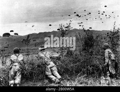 Vietnam: Französische Fallschirmjäger fallen auf Dien Bien Phu, November 1953. Die Schlacht von Dien Bien Phu (Französisch: Bataille de Dien Bien Phu; Vietnamesisch: Chien dich Dien Bien Phu) war die krönende Konfrontation des ersten Indochina-Krieges zwischen dem französischen Fernen Osten Expeditionskorps der Französischen Union und den kommunistischen Revolutionären von Viet Minh. Die Schlacht fand zwischen März und Mai 1954 statt und gipfelte in einer umfassenden französischen Niederlage, die die Verhandlungen über die Zukunft von Indochina in Genf beeinflusste. Stockfoto