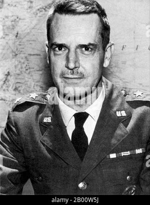 USA: Generalmajor Edward Geary Lansdale (1908-1987), von einigen als Vorbild für Graham Greenes Roman "der ruhige Amerikaner" aus dem Jahr 1955 angesehen. Edward Geary Lansdale (6. Februar 1908 bis 23. Februar 1987) war ein Offizier der US-Luftwaffe, der im Office of Strategic Services und der Central Intelligence Agency tätig war. Lansdale war Mitglied der Mission von General John W. O'Daniel nach Indo-China im Jahr 1953 und fungierte als Berater für spezielle Gegen-Guerilla-Operationen der französischen Streitkräfte gegen die Viet Minh. Von 1954 bis 1957 war er in Saigon als Berater der südvietnamesischen Streitkräfte stationiert Stockfoto