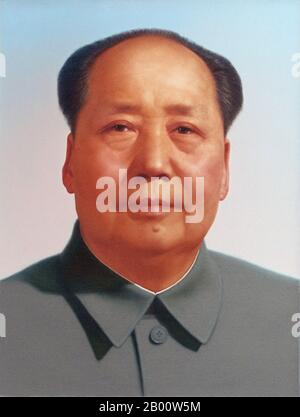 China: Offizielles Porträt von Mao Zedong am Tiananmen-Tor, Peking. Mao Zedong, auch als Mao Tse-tung (26. Dezember 1893 – 9. September 1976) transliteriert, war ein chinesischer kommunistischer Revolutionär, Guerilla-Kriegsstratege, Autor, politischer Theoretiker und Führer der chinesischen Revolution. Allgemein als Vorsitzender Mao bezeichnet, war er der Architekt der Volksrepublik China (PRC) seit ihrer Gründung im Jahr 1949 und hielt bis zu seinem Tod im Jahr 1976 die autoritäre Kontrolle über die Nation. Stockfoto
