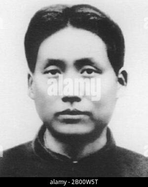 China: Mao Zedong 1927. Mao Zedong, auch als Mao Tse-tung (26. Dezember 1893 – 9. September 1976) transliteriert, war ein chinesischer kommunistischer Revolutionär, Guerilla-Kriegsstratege, Autor, politischer Theoretiker und Führer der chinesischen Revolution. Allgemein als Vorsitzender Mao bezeichnet, war er der Architekt der Volksrepublik China (PRC) seit ihrer Gründung im Jahr 1949 und hielt bis zu seinem Tod im Jahr 1976 die autoritäre Kontrolle über die Nation. Sein theoretischer Beitrag zum Marxismus-Leninismus, seine militärischen Strategien und seine Art politischer Politik werden heute kollektiv als Maoismus bezeichnet. Stockfoto