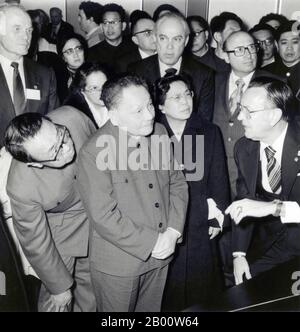 China: Deng Xiaoping und seine Frau Zhuo Lin besuchen das Johnson Space Center, 2. Februar 1970. Deng Xiaoping (1904-1997) war ein chinesischer Politiker, Staatsmann, Theoretiker und Diplomat. Als Führer der Kommunistischen Partei Chinas war Deng ein Reformer, der China zu einer Marktwirtschaft führte. Obwohl Deng nie als Staatschef, Regierungschef oder Generalsekretär der Kommunistischen Partei Chinas im Amt war, war er von 1978 bis Anfang der 1990er Jahre der oberste Führer der Volksrepublik China. Stockfoto