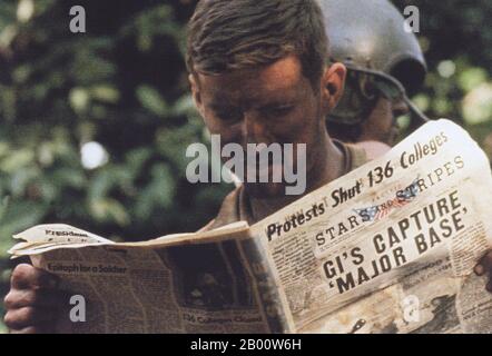 Kambodscha: Ein US-Soldat liest "Stars and Stripes" während einer Pause in der US-südvietnamesischen Invasion in Kambodscha, 1970. Der zweite Indochina-Krieg, in Amerika als Vietnamkrieg bekannt, war ein militärischer Konflikt aus der Zeit des Kalten Krieges, der in Vietnam, Laos und Kambodscha vom 1. November 1955 bis zum Fall von Saigon am 30. April 1975 stattfand. Dieser Krieg folgte dem ersten Indochina-Krieg und wurde zwischen Nordvietnam, unterstützt von seinen kommunistischen Verbündeten, und der Regierung von Südvietnam, unterstützt von den USA und anderen antikommunistischen Nationen, geführt. Stockfoto