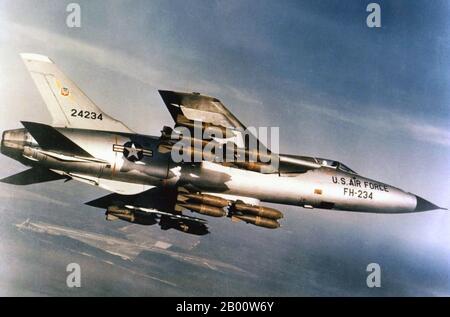 Vietnam: Eine voll beladene USAF Republic F-10 5D-30-RE im Flug, 60er Jahre. Der zweite Indochina-Krieg, in Amerika als Vietnamkrieg bekannt, war ein militärischer Konflikt aus der Zeit des Kalten Krieges, der in Vietnam, Laos und Kambodscha vom 1. November 1955 bis zum Fall von Saigon am 30. April 1975 stattfand. Dieser Krieg folgte dem ersten Indochina-Krieg und wurde zwischen Nordvietnam, unterstützt von seinen kommunistischen Verbündeten, und der Regierung von Südvietnam, unterstützt von den USA und anderen antikommunistischen Nationen, geführt. Die US-Regierung betrachtete die Beteiligung am Krieg als eine Möglichkeit, eine kommunistische Übernahme von Südvietnam zu verhindern. Stockfoto